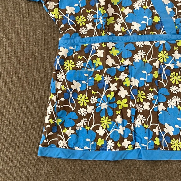 💰3 items for $25 🏷 Koi by Kathy Peterson Katelyn Mock Wrap Top fits like a S - Picture 4 of 10